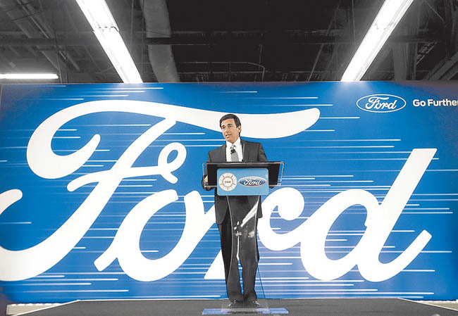 Mark Fields, director general de Ford, hizo el anuncio ayer desde la planta de la automotriz en Michigan. 