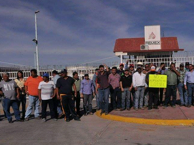 Desde ayer permanece bloqueada la terminal de Pemex en Monclova, Coahuila.