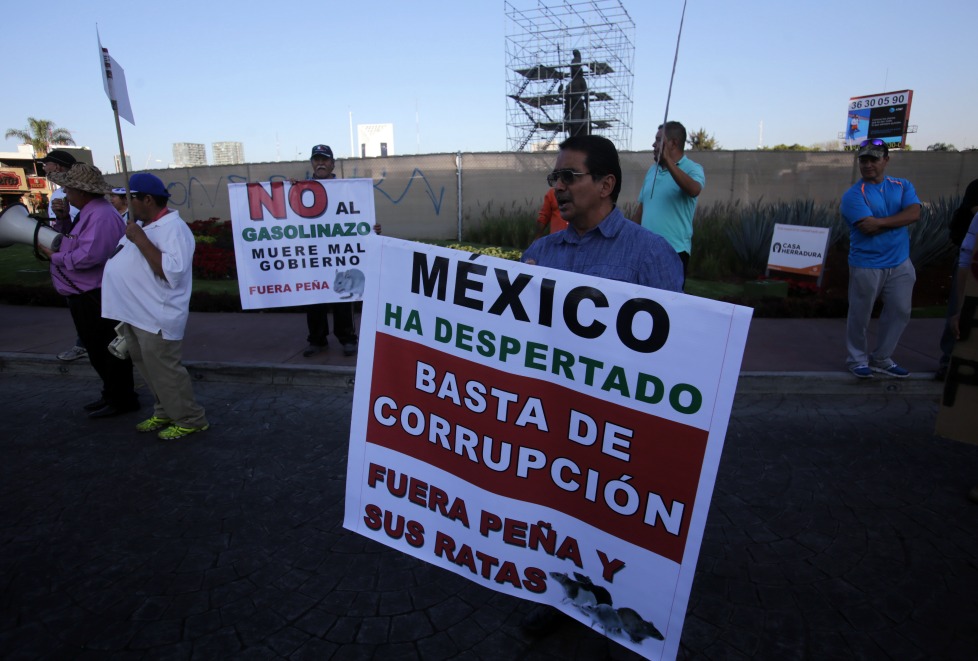 Alrededor de 800 personas tomaron la avenida Vallarta para dirigirse a Palacio de Gobierno, donde exigieron a los poderes legislativo y ejecutivo, que