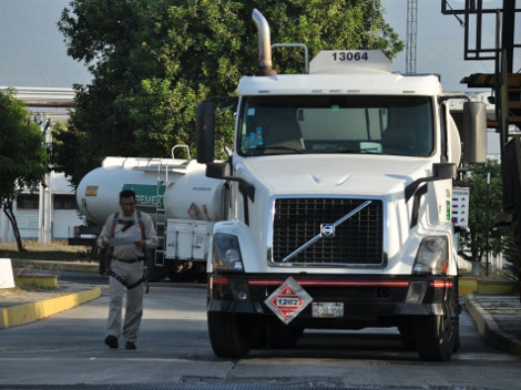 Pipas de Pemex comienzan a abastecer las estaciones de gasolinas de Morelos.