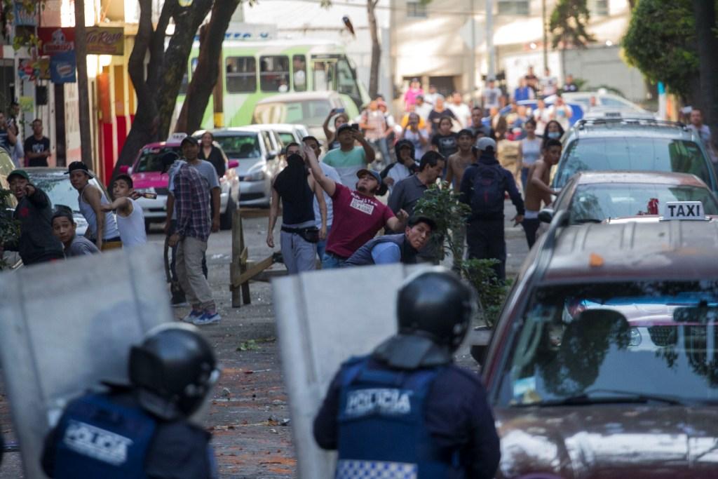 Policías se enfrentaron a un grupo de personas que pretendía saquear una tienda en la avenida México-Tacuba.