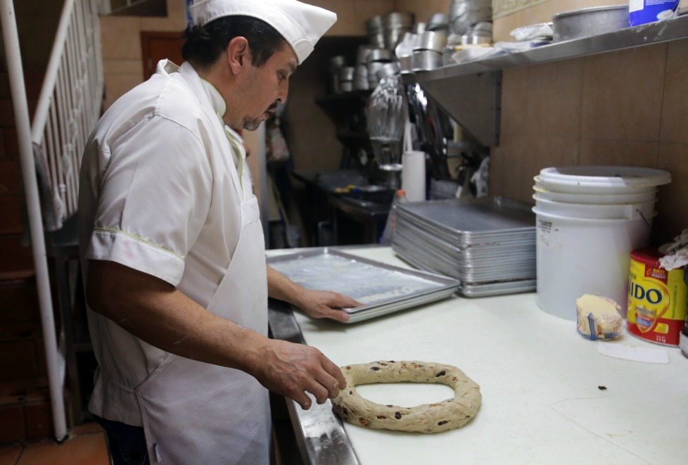 Preparan rosca de Reyes en pastelería de Santa Tere. 