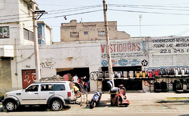 Una de las refaccionarias que invade el ciclocarril con vehículos y objetos. 