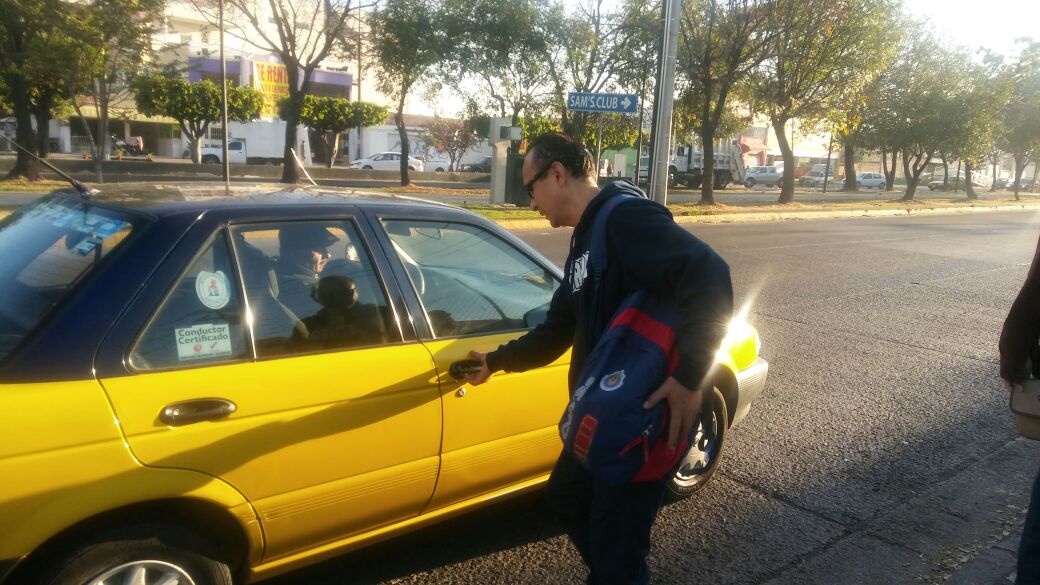 Usuarios que esperaban en las paradas de camión se organizaban para juntos pedir el servicio de taxi.