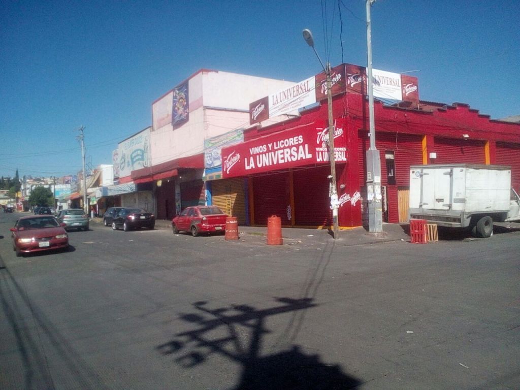 Desde las 10:00 horas, la zona de abarrotes permanece cerrada ante la amenaza de saqueos. 