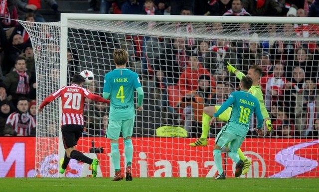 Aritz Aduriz liquidando la acción ante el Barcelona. 