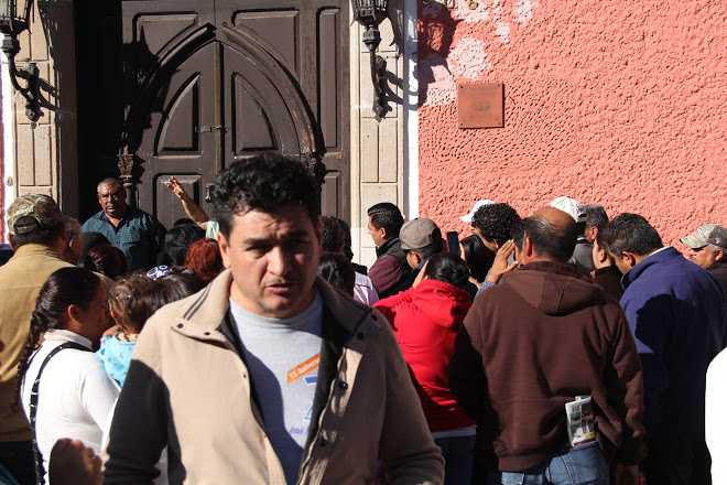 CFE de Durango, cerró sus puertas ante la llegada de un grupo de manifestantes pacifistas.