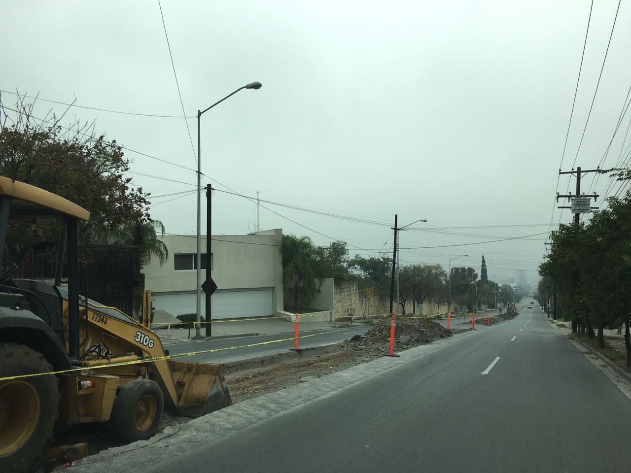 Construcción del camellón central en Lomas Del Valle.  