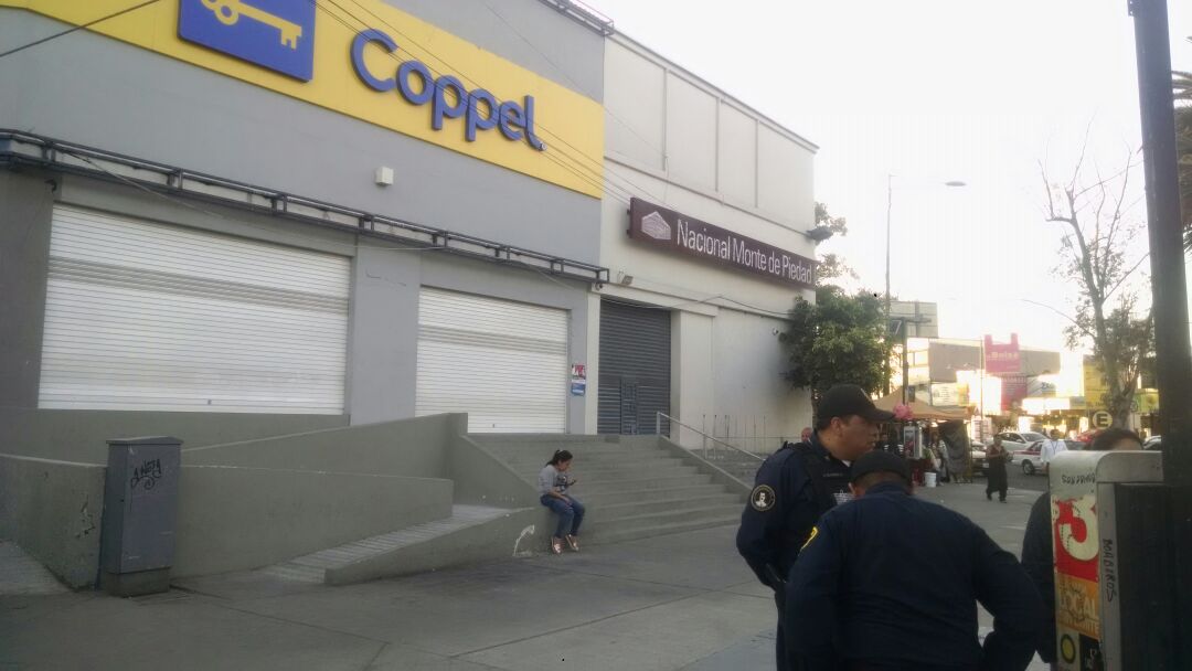El Coppel de Fray Servando y La Viga fue saqueado esta tarde.