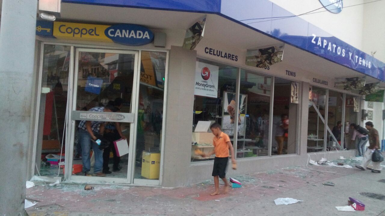 Electrodomésticos y ropa fueron saqueados de la tienda.