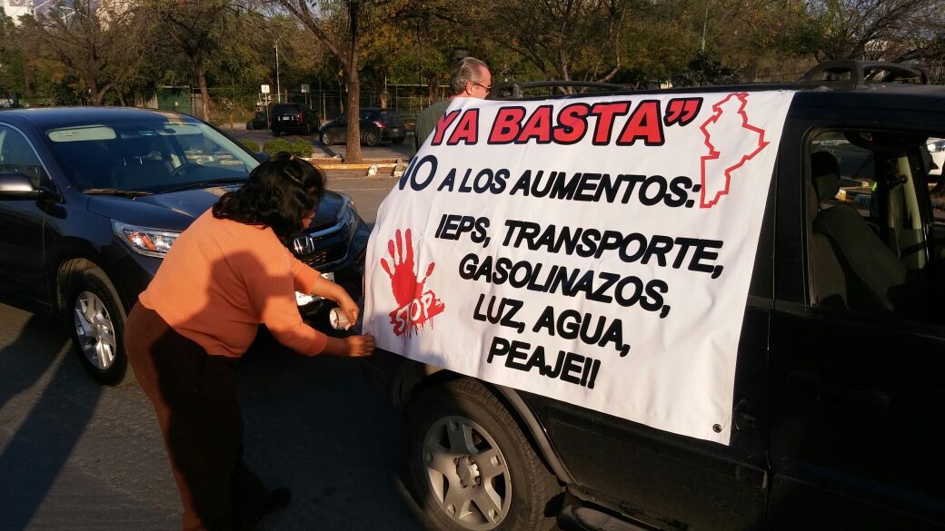 En pancartas y lonas los ciudadanos han manifestado su inconformidad. 