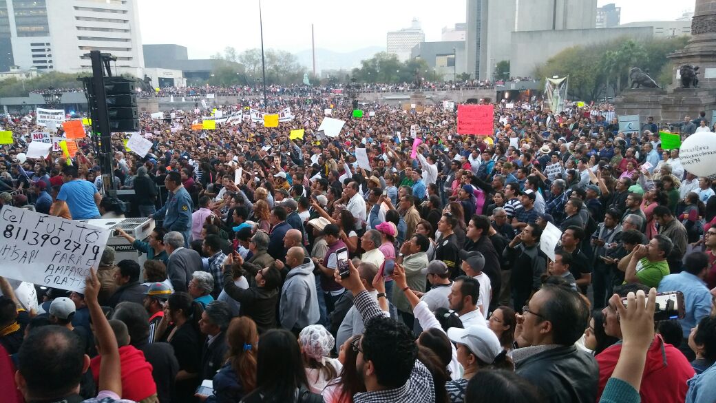 La explanada del Palacio de Gobierno se fue llenando conforme pasaban los minutos. 