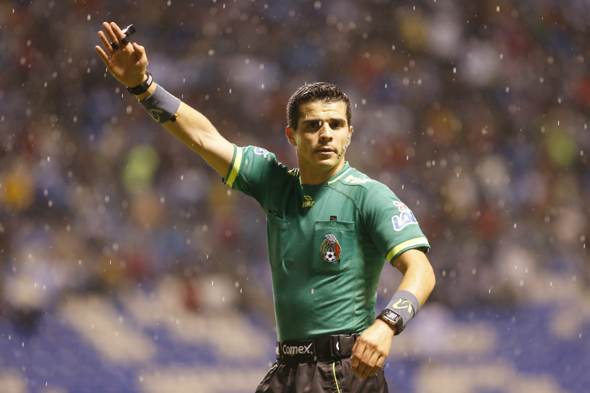 Fernando Hernández pitará el Chivas vs. Pumas