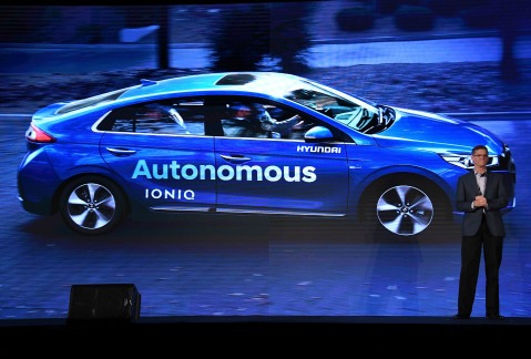 El Ioniq es un coche sedán capaz de realizar varias funciones sin necesidad de un conductor. 