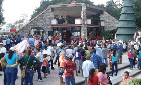 Lanzando consignas e improperios contra su persona.