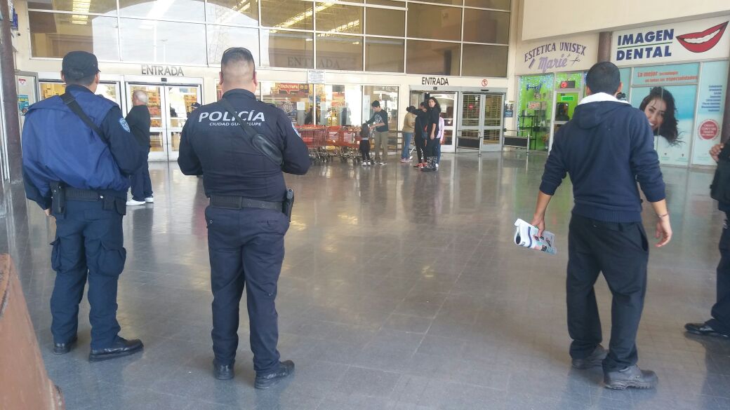 Las tiendas fueron cerradas luego de que la tarde de ayer se registraran saqueos en diferentes partes del país. 