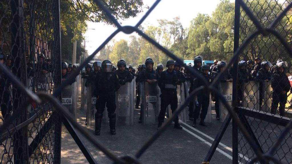 Al llegar a la calle Arquímedes los inconformes se encontraron con un grupo de granaderos que les impide el paso a Los Pinos. 