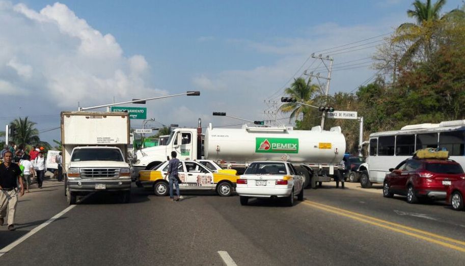 Los taxistas colocaron la pipa como bloqueo.