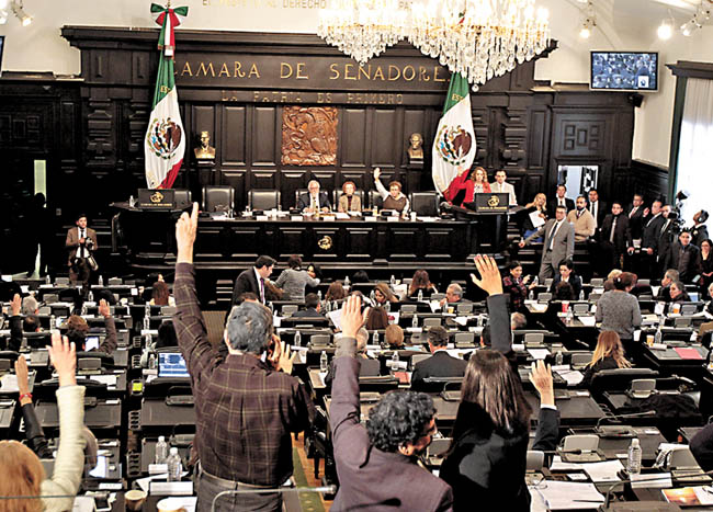 Luego de más de ocho horas de sesión, se llamó a receso. 