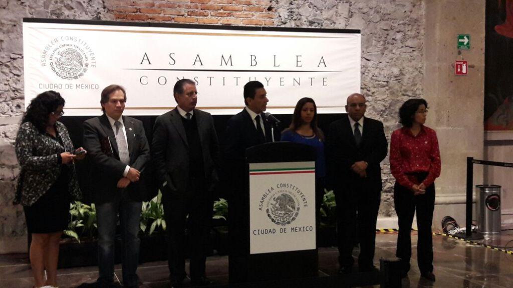 Los perredistas aseguraron que Alejandra Barrales junto con otros legisladores presentaran reformas a la Ley de Ingresos. 