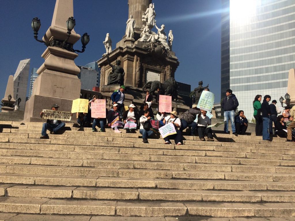 En el lugar hay alrededor de 30 personas reunidas con la intención de marchar rumbo a Los Pinos. 