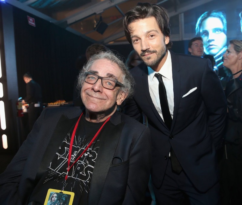 Peter Mayhew y Diego Luna. 