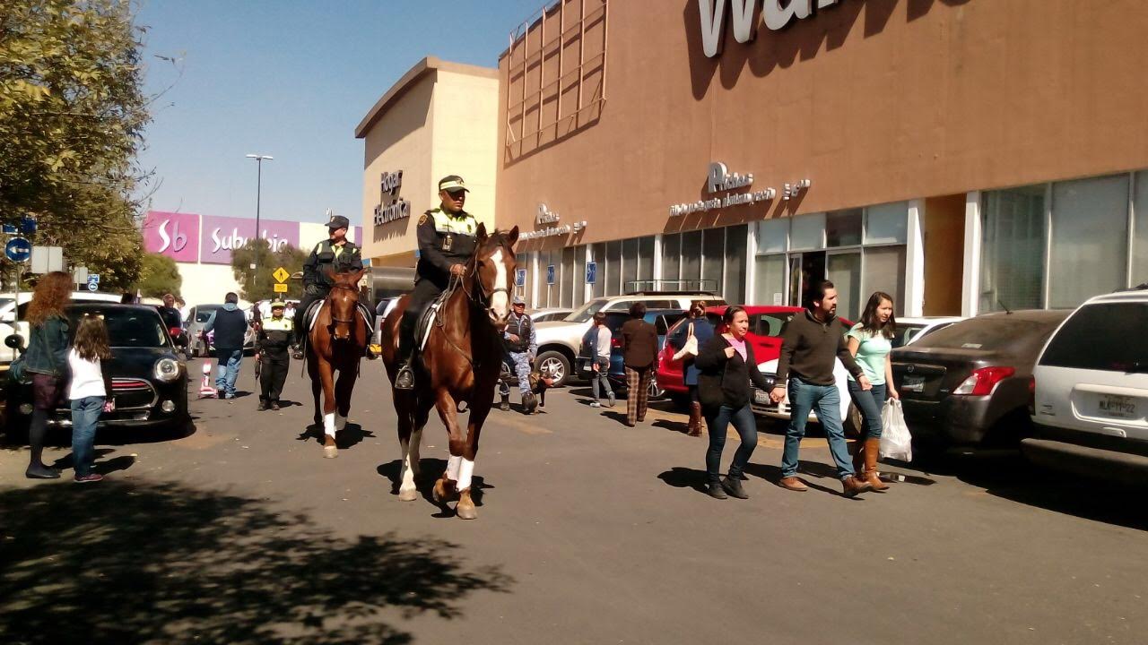 Policía de Toluca resguarda las compras de loslos Reyes Magos.
