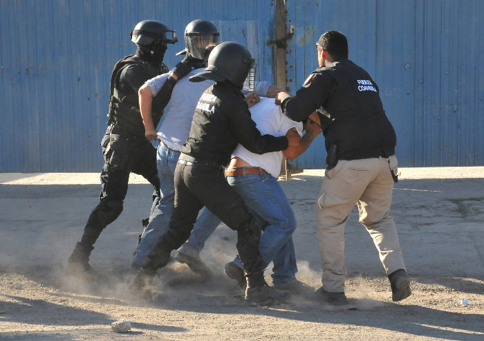 Los policías detienen a los manifestantes durante una protesta contra el alza de los precios de la gasolina en Monclova, Coahuila.