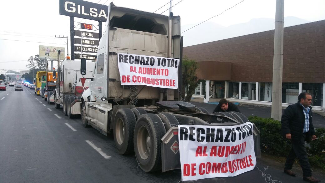 Por lo menos 20 tráileres están estacionados en la orilla de la carretera.