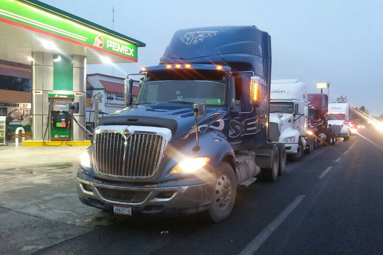 Protestan transportistas por alza de combustibles en NL 