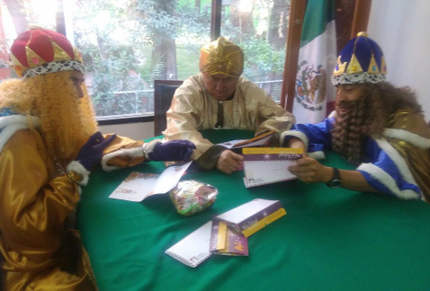 Los Reyes Magos estaban esta mañana en la delegación Xochimilco, donde leyeron cartas que les enviaron niños y nñas. Este viernes se partirá la Rosca 