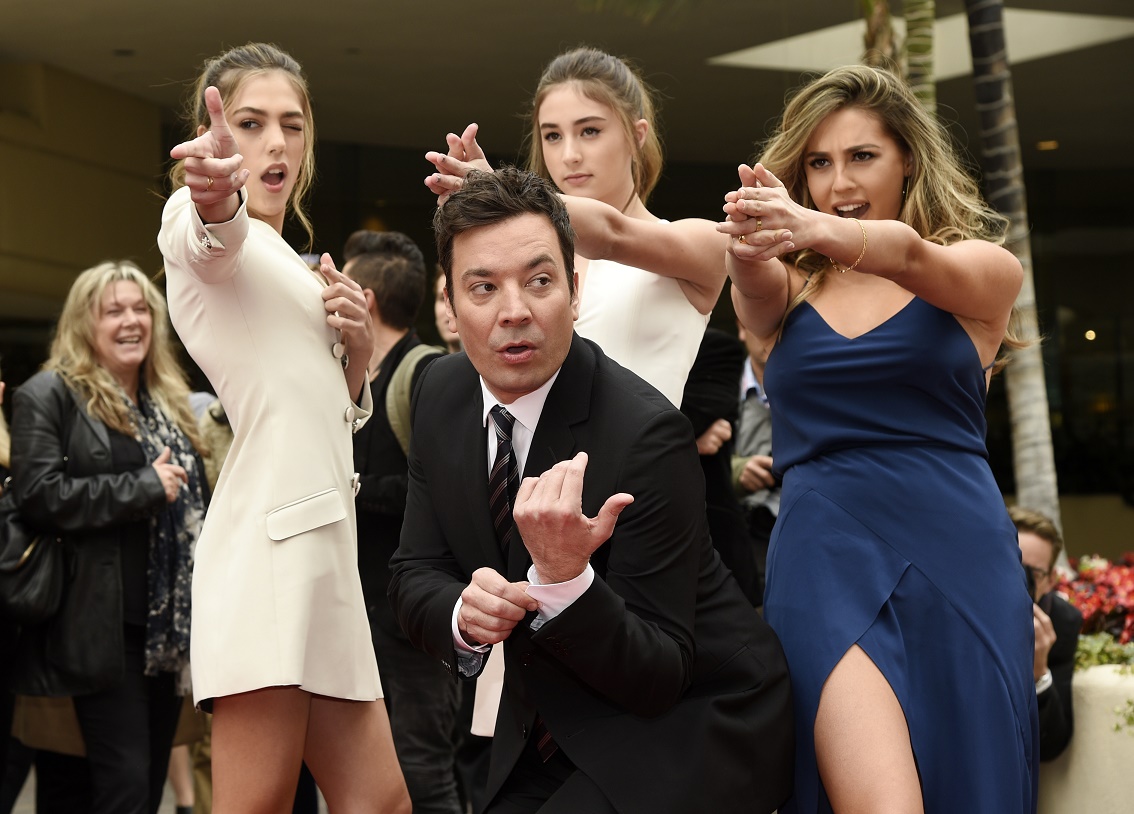 El conductor Jimmy Fallon, junto a Miss Golden Globes, las hermanas Sistine, Scarlet y Sophia Stallone. 