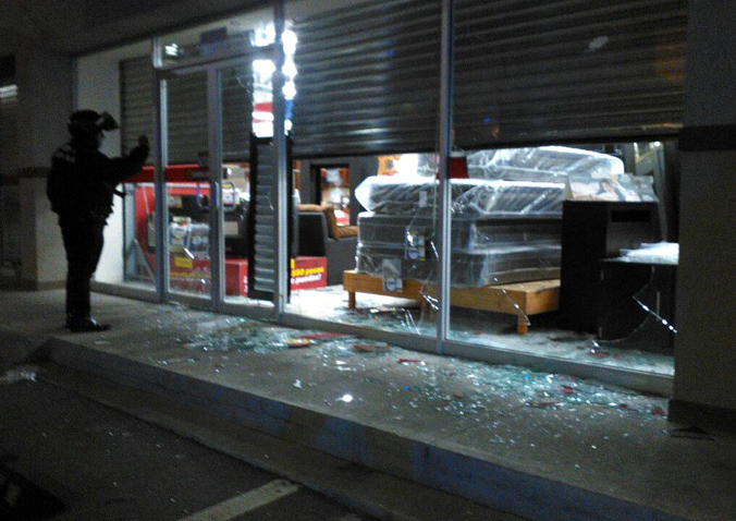  Detienen a 22 personas por un intento de saqueo de una mueblería de Saltillo.