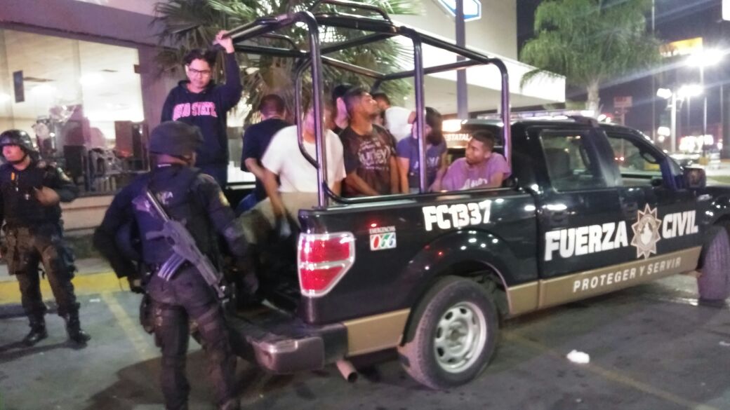 También detuvieron a dos personas que utilizaron piedras para dañar una de las patrullas.