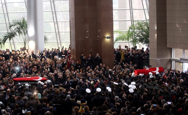 Los féretros del policía y el trabajador del tribunal que murieron ayer en el atentado en Esmirna, Turquía, fueron escoltados por miembros de la corpo