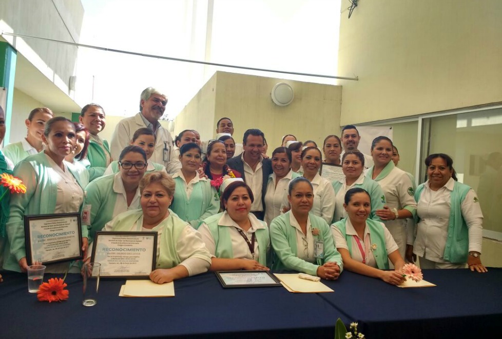 El gobierno de Zapopan otorgó un reconocimiento a 14 trabajadores de los Servicios de Salud Municipales. 