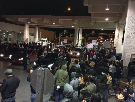 Un grupo de 400 personas, tomó esta noche la aduana del puente libre y permitieron el paso de decenas de vehículos procedentes de El Paso, Texas.