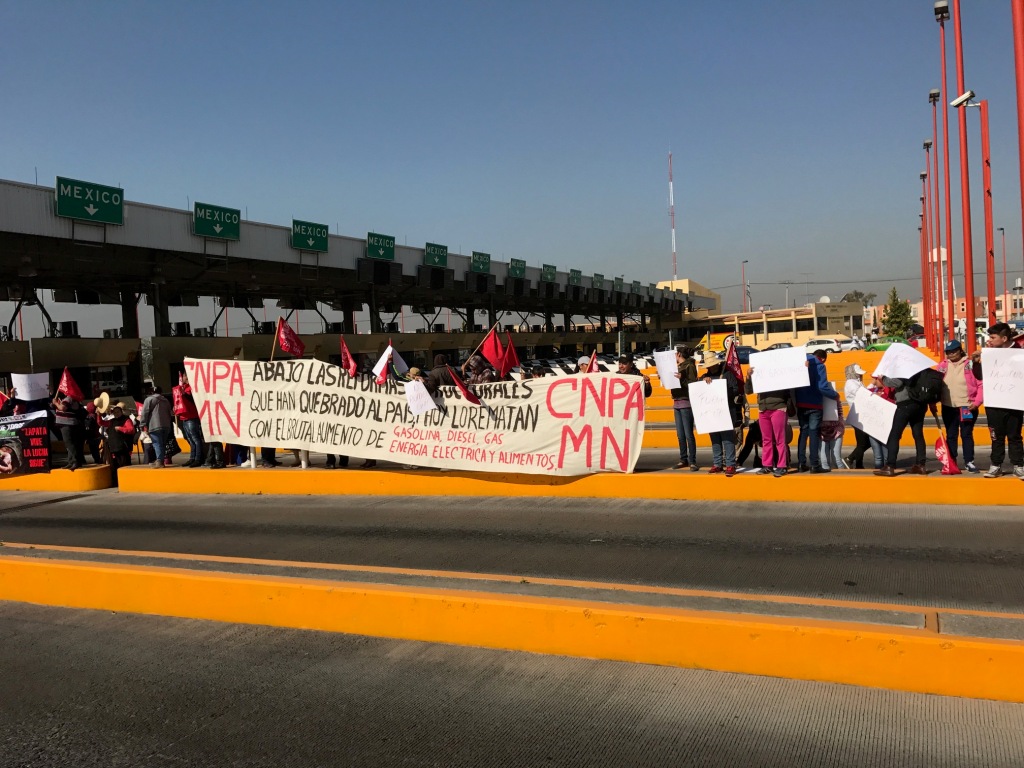 Integrantes de diferentes organizaciones sociales dan pase libre en la caseta de la autopista México-Pachuca. 