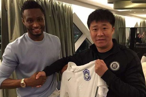 John Obi Mikel con la camiseta de su nuevo club