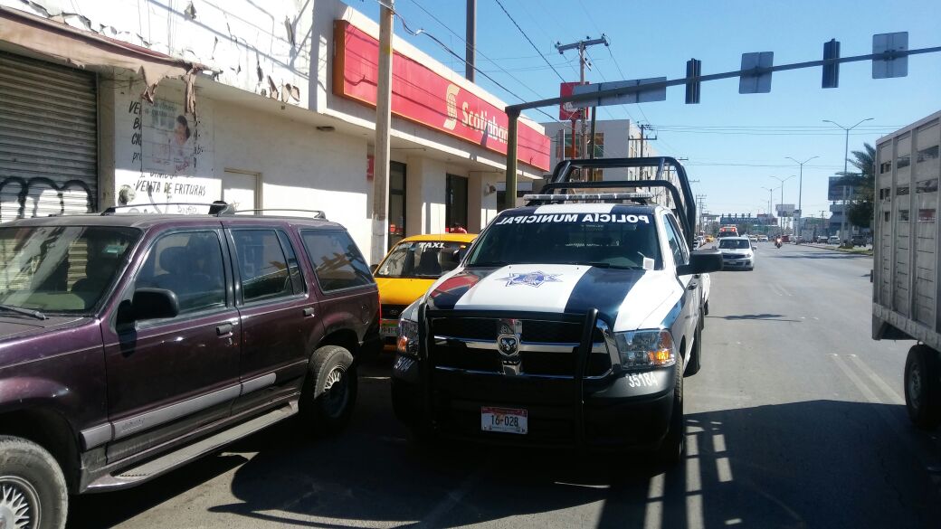 Ladrones se asustan y dejan dinero robado en banco.