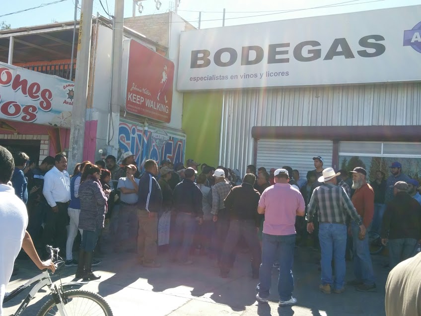 Manifestantes en Durango se niegan a retirar el bloqueo en Pemex.