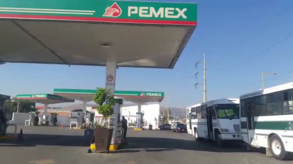 Los manifestantes utilizaron camiones de transporte público para bloquear el acceso a gasolineras.