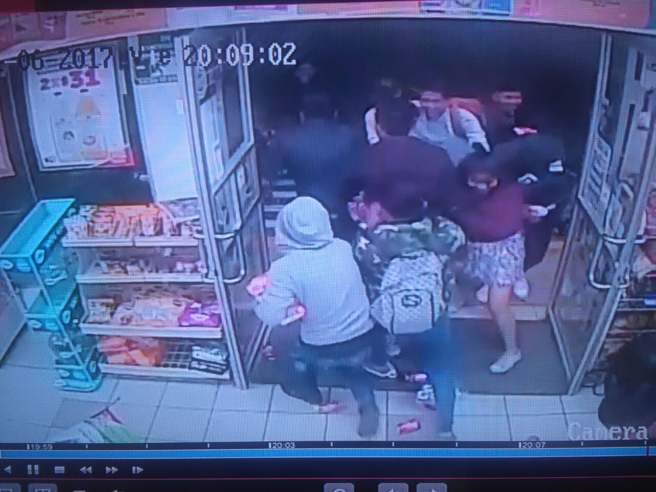 Una cámara de seguridad grabó el hecho.