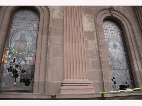 Vitrales dañados en Palacio de Gobierno