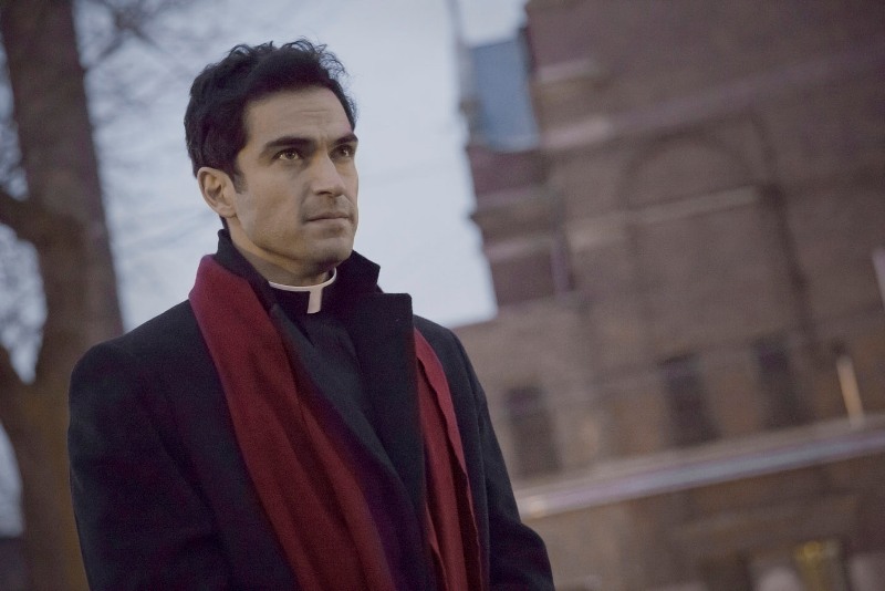 Alfonso Herrera interpreta al padre Thomás. 