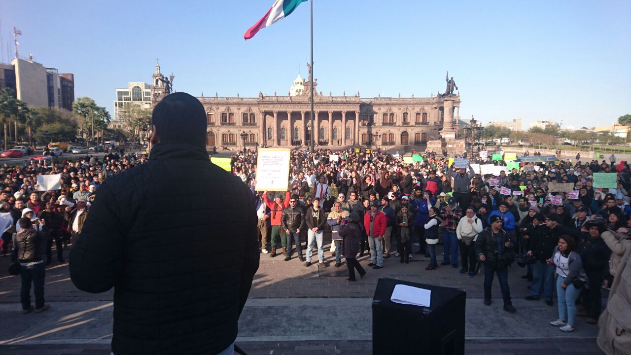 Algunos de los oradores manifestaron su repudio al aumento a la gasolina.