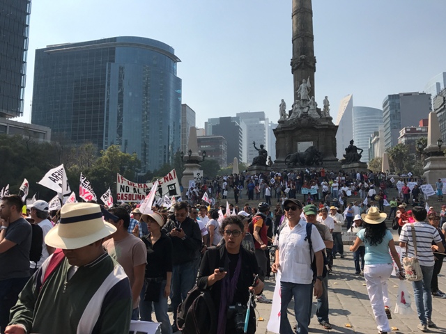 El contingente del padre Alejandro Solalinde salió a las 13:00 horas del Ángel de la Independencia.