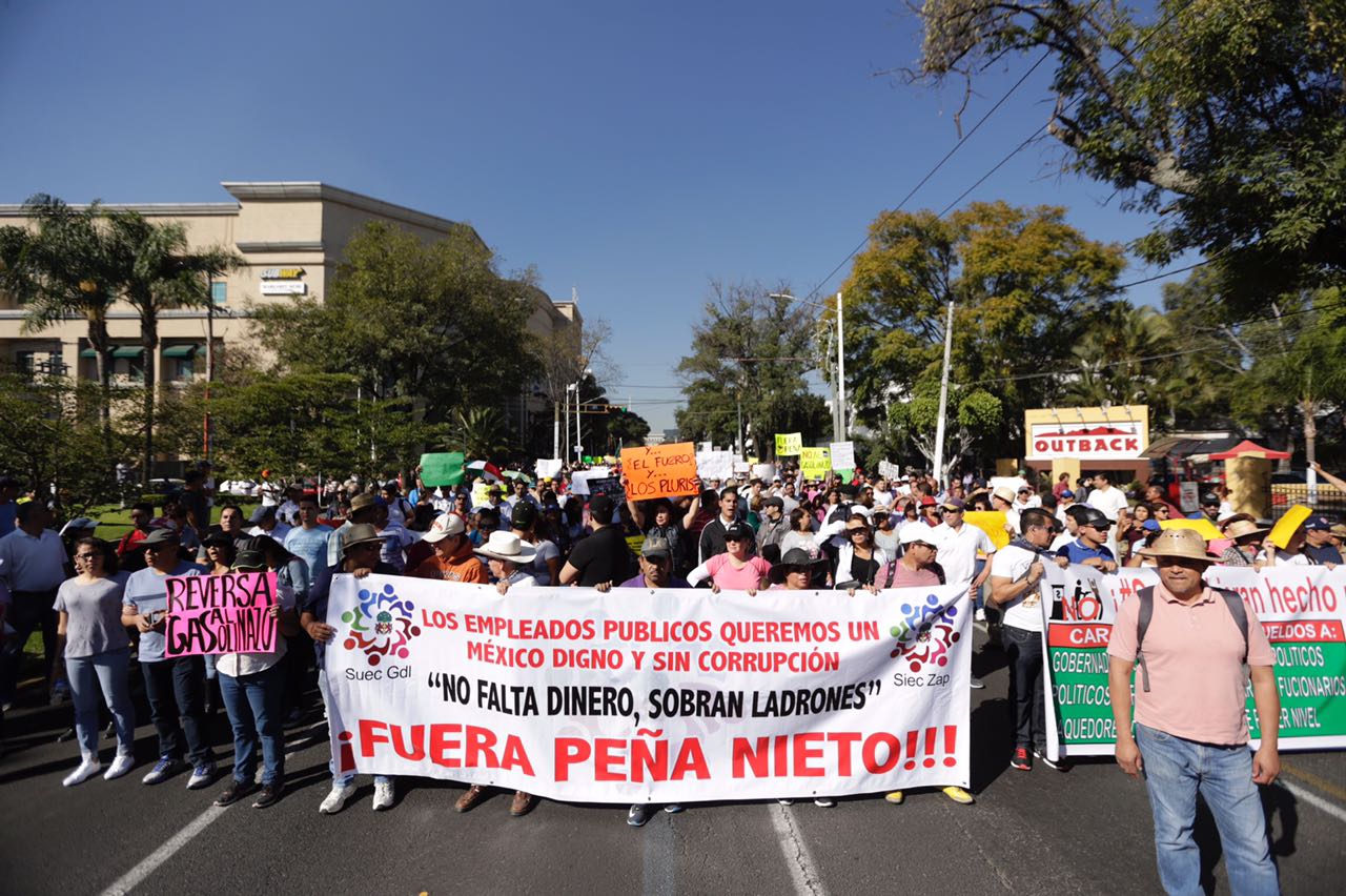 El contingente tomó los cuatro carriles de la avenida Vallarta con dirección hacia el centro de la ciudad. 