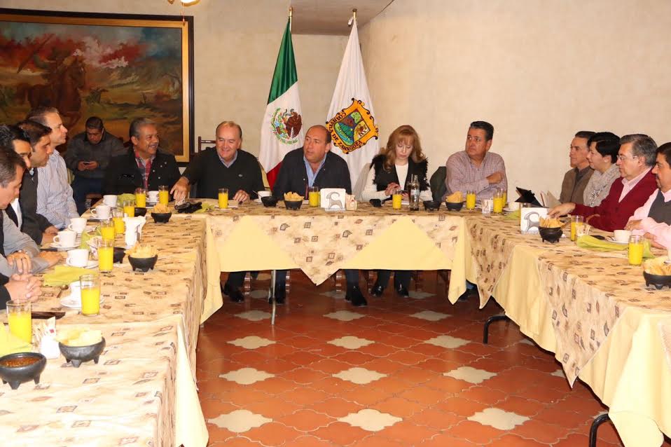 El gobernador de Coahuila se reunió con empresarios.