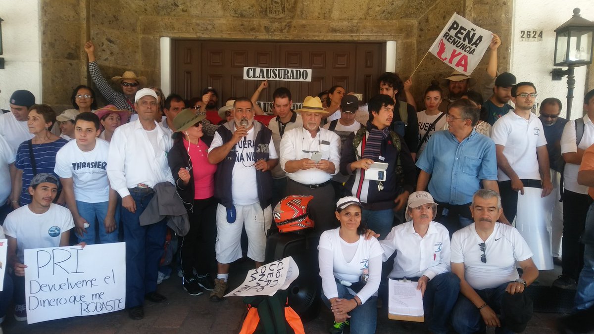 Integrantes del Congreso Nacional Ciudadano clausuraron de manera simbólica el inmueble.